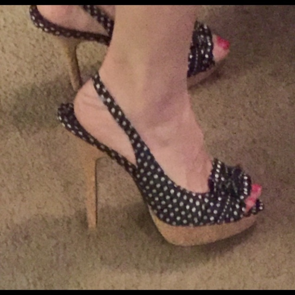 Adorable peep toe sling back pumps!💕